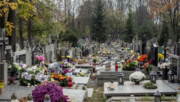 Nagrobki granitowe – co musisz wiedzieć?